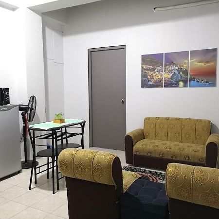 Moonstone: Comfy 1Br Unit Appartamento Olongapo Esterno foto