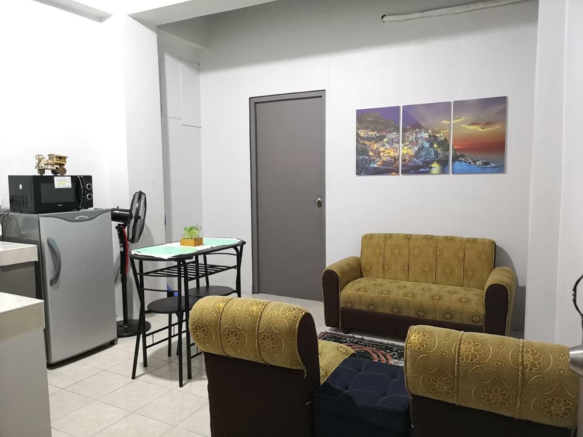 Moonstone: Comfy 1Br Unit Appartamento Olongapo Esterno foto